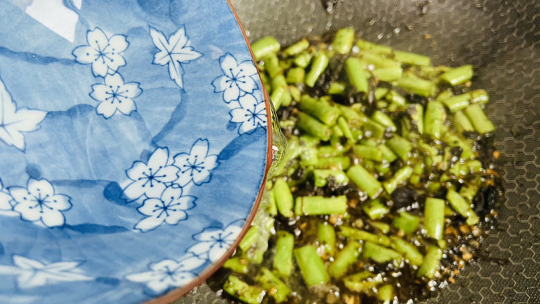 橄榄菜炒四季豆,淋入小半碗热水盖上锅盖焖煮至熟