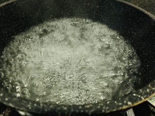 凉拌香椿,水煮沸；