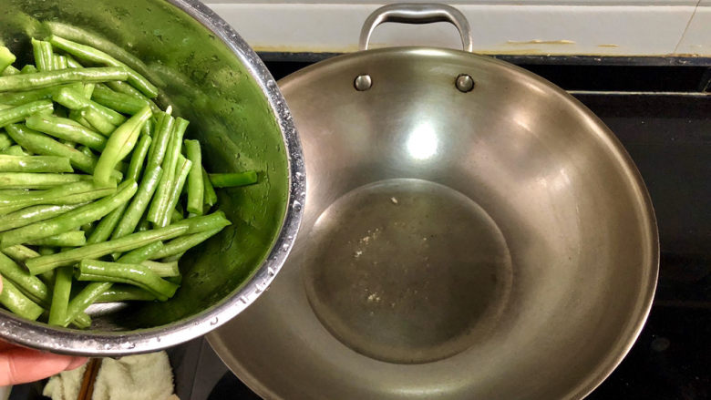 干煸芸豆➕枝间新绿一重重,热锅加适量食用油，加入控水的豆角