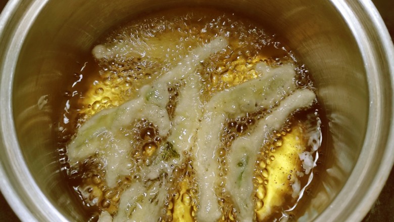 炸香椿鱼,炸锅放入食用油加热至6成热 放入裹了糊糊的香椿 