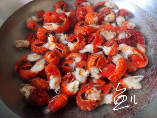 蒜香小龙虾,小龙虾尾放入凉水锅中，烧开后煮2分钟