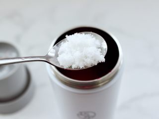 火龙果西米露,加入白糖调味增加口感，也可以放蜂蜜，这个随个人喜好而定。