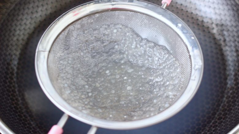 火龙果西米露,直至把西米煮成透明状态，捞出过冷水，防止粘连。