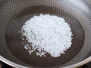 火龙果西米露,锅中倒入适量的清水，放入西米。