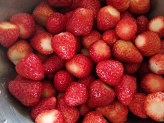 草莓酱,准备好草莓、洗净去蒂