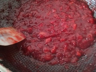 草莓酱,直到浓稠