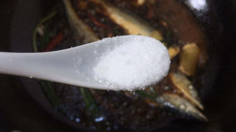 红烧秋刀鱼,加入适量的盐