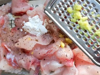 番茄黑鱼片,将切好的鱼片放入碗中，加入胡椒粉，姜泥，淀粉，料酒抓匀腌制。