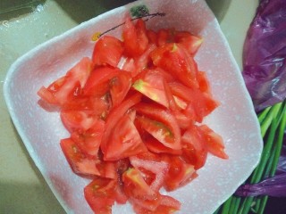 番茄黑鱼片,将番茄切成块。