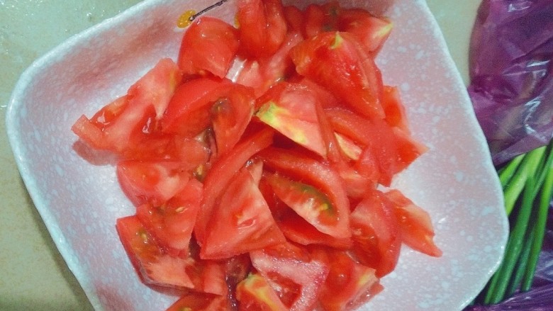 番茄黑鱼片,将番茄切成块。