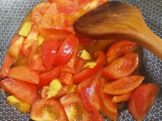 番茄黑鱼片,再倒入番茄，加盐，白糖，翻炒。