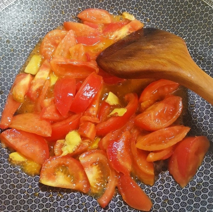 番茄黑鱼片,再倒入番茄，加盐，白糖，翻炒。