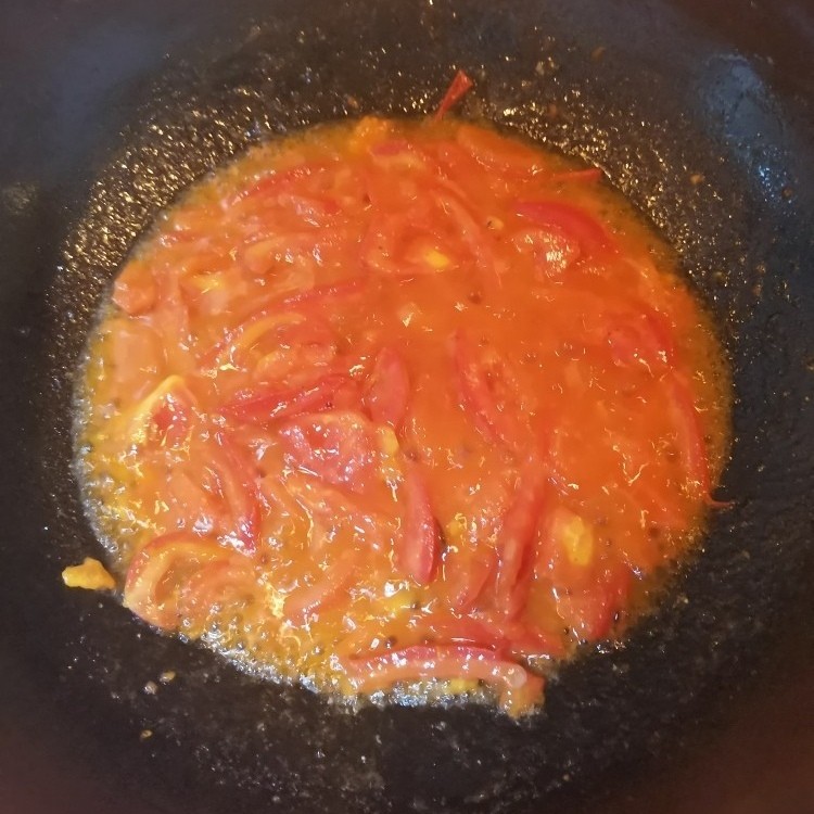 番茄黑鱼片,炒成糊状，加适量水。