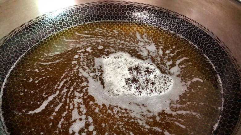 椒盐皮皮虾,锅中倒入多一点油炸起来比较容易，烧至七成熟，倒入裹好淀粉的皮皮虾