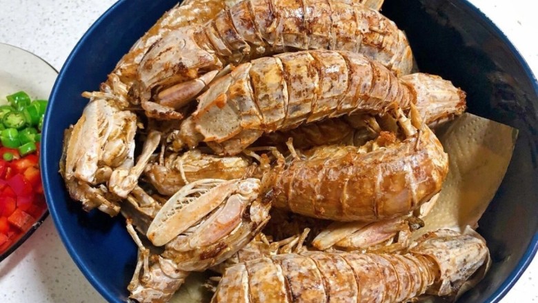 椒盐皮皮虾,油温80度复炸一次，至虾壳有脆感，第二次炸就为了炸酥