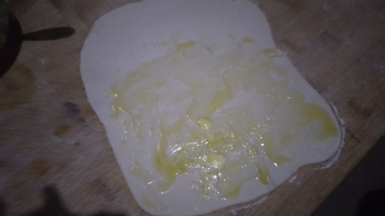 葡式蛋挞,在面皮上抹上三分之一的黄油，叠起来，在擀成皮，重复3次