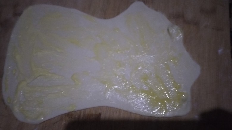 葡式蛋挞,第四次留一点点，没有抹黄油的地方，抹上水，从黄油出卷起，到水处缝合