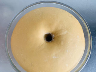 咖啡列巴,发至两倍大，手粘干粉挫一个洞不回缩，即是一次发酵完成。
