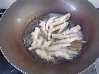 明虾鸡爪煲,锅里加入清水，加入料酒，生姜，香叶沸水煮3分钟