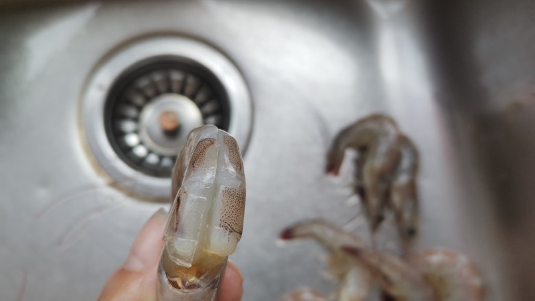 明虾鸡爪煲,虾去虾线洗净，背面减开更容易入味