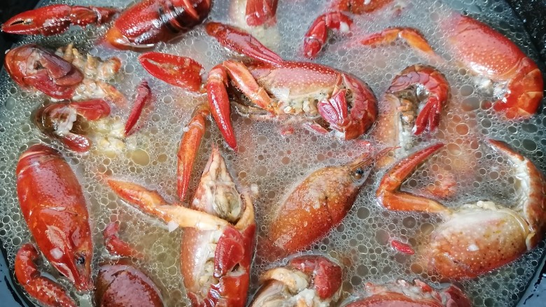 蒜香小龙虾,加入适量水将龙虾炖一会，如果有啤酒可以用啤酒代替水效果更好。