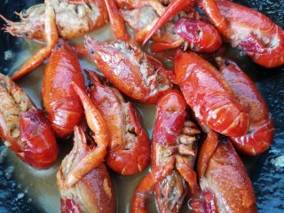 蒜香小龙虾,最后煮至龙虾汁干入味即可出锅
