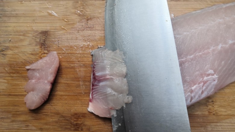 番茄黑鱼片,用刀，把鱼肉，斜切成小片