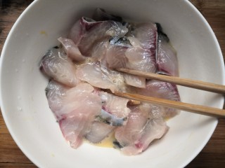 番茄黑鱼片,用筷子搅拌均匀，腌制半小时