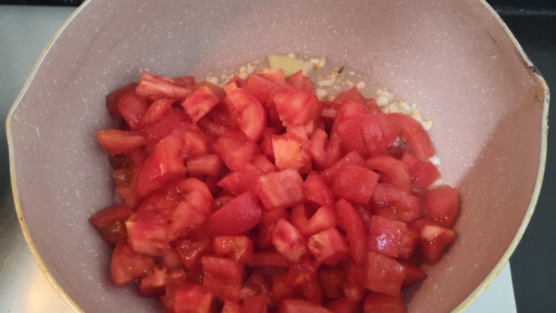 番茄黑鱼片,把番茄丁，倒入锅中