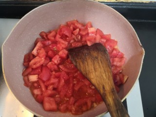 番茄黑鱼片,把番茄丁，翻炒均匀