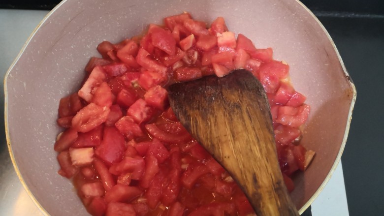 番茄黑鱼片,把番茄丁，翻炒均匀