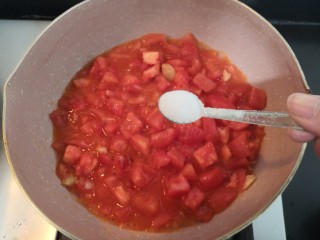 番茄黑鱼片,加入5克盐