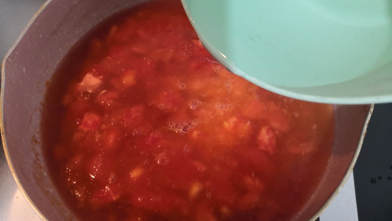番茄黑鱼片,加入水，大火烧煮