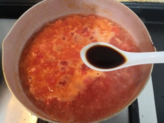 番茄黑鱼片,煮开后，加入生抽