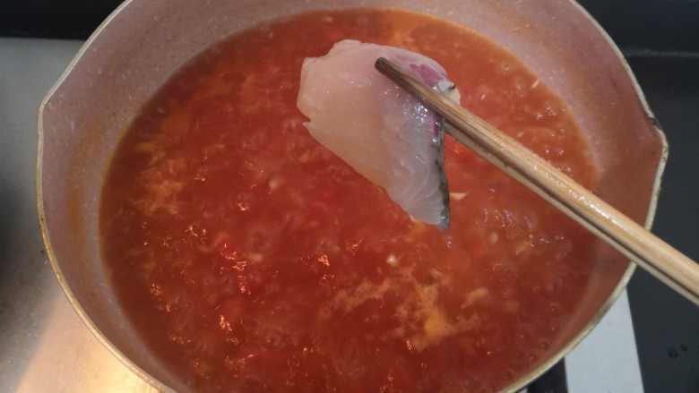 番茄黑鱼片,把鱼片，一片片，放入锅中