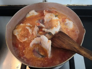 番茄黑鱼片,煮至鱼片，发白断生，关火盛出
