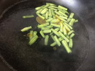橄榄菜炒四季豆,水开后放入四季豆焯水2分钟