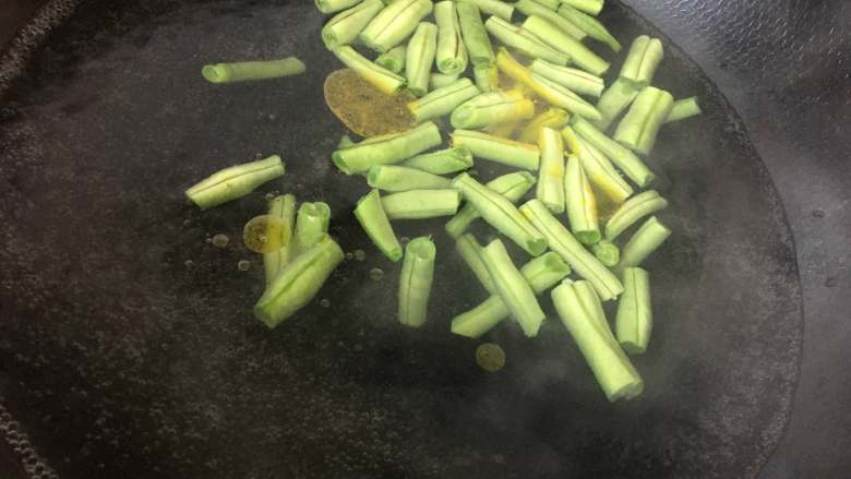 橄榄菜炒四季豆,水开后放入四季豆焯水2分钟