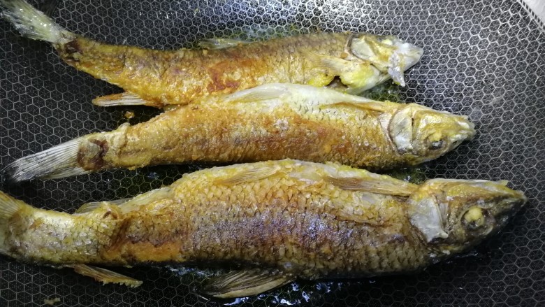 煎焖开江鱼,煎至两面金黄。