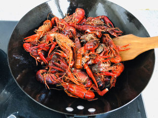 蒜香小龙虾,中间要不停翻拌，让小龙虾均匀受热。