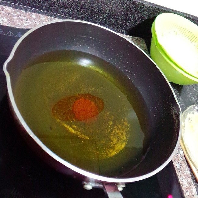 炸银鱼,锅中倒足够的油，加热。