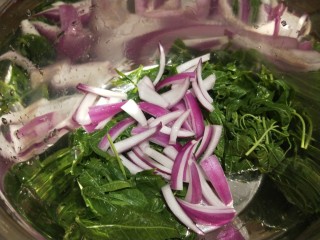 凉拌香椿,紫洋葱切成丝。