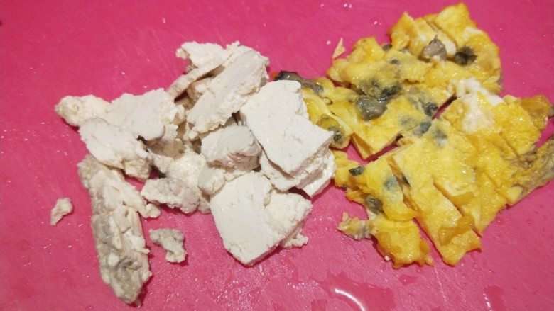 凉拌香椿,中午吃剩下的豆腐，牡蛎炒鸡蛋可以用上了。