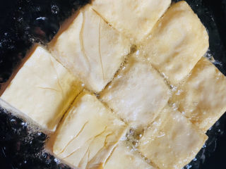 油炸臭豆腐,起锅热油7成热，放入臭豆腐。