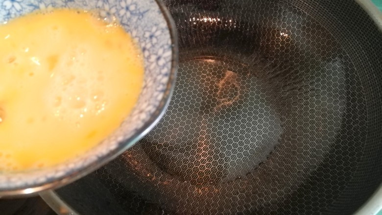 酱油炒面,油热后倒入鸡蛋液