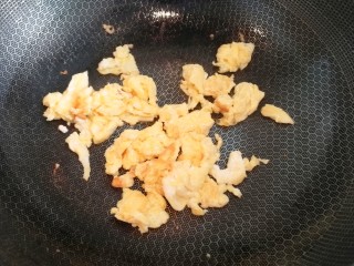 酱油炒面,然后将鸡蛋搅碎，盛起来备用