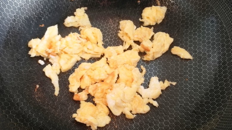 酱油炒面,然后将鸡蛋搅碎，盛起来备用