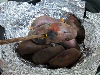 砂锅烤红薯,大约烤了45分钟，用筷子能轻易地插进去，红薯就烤熟了。