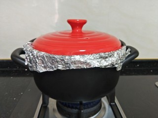 砂锅烤红薯,红薯放入砂锅里，盖上盖子，大火猛烤
