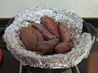 砂锅烤红薯,烤制过程中，每隔10分钟将红薯翻面一次，让红薯受热均匀，同时把红薯周围的水分擦干。